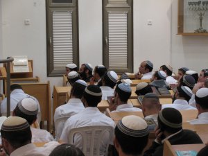 חוגגים שכונה חדשה ביישוב בבית הכנסת